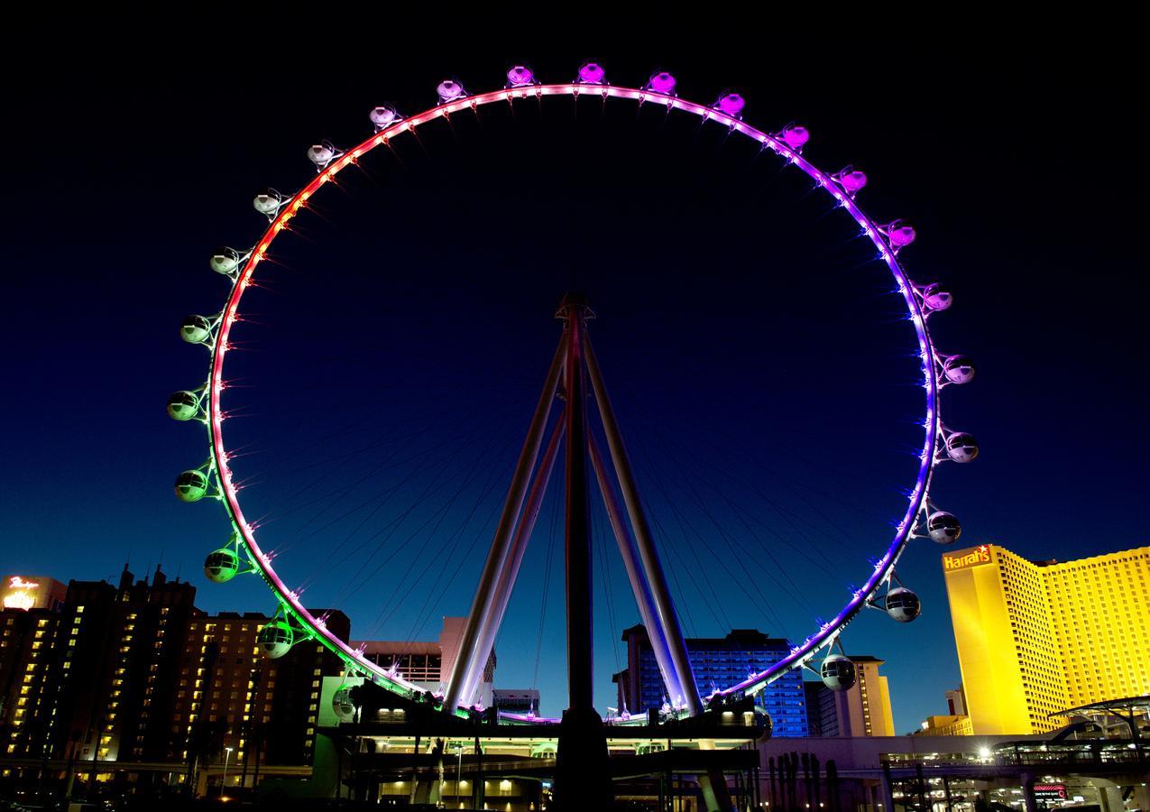 The Linq Hotel And Casino Las Vegas Buitenkant foto The Las Vegas Strip is the world's largest shopping district.